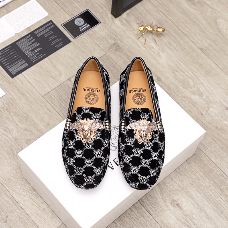 Giày tây lười nam Versace da thật cao cấp với form giày nguyên bản, đi mềm chân thoải mái mang lại sự lịch lãm.