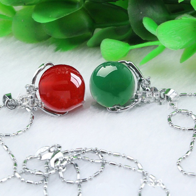 Mặt dây chuyền gắn hạt đá Chalcedony màu đỏ xanh lá tự nhiên