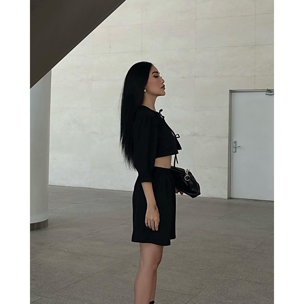 Quần thun kate nổi màu đen, là min - BLACK PATTERNED SHORTS