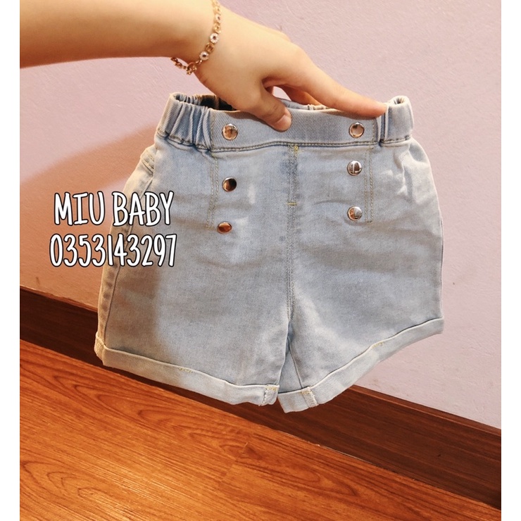 Quần short jeans lửng form thụng 6 cúc Disney du xin bé gái