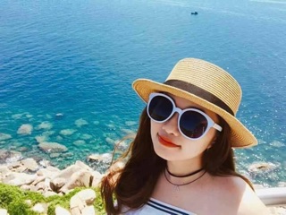 Kính râm gọng trắng mắt đen gọng tròn
