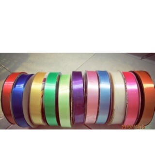 Cuộn ruy băng đủ màu