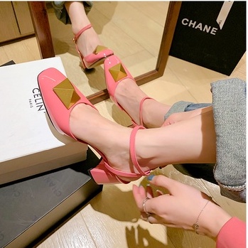 Giày cao gót mũi vuông đính đinh tán phong cách thời trang dành cho nữ