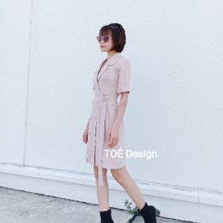 Váy cổ vest thắt đai eo