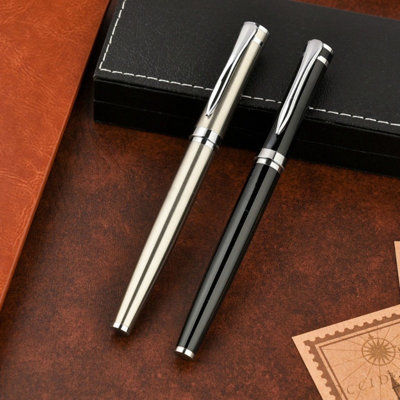 Bút bi mực đen bằng kim loại dùng trong văn phòng hoặc trường học tiện lợi