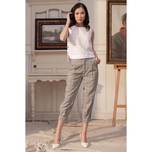 Áo linen sát nách nút gỗ