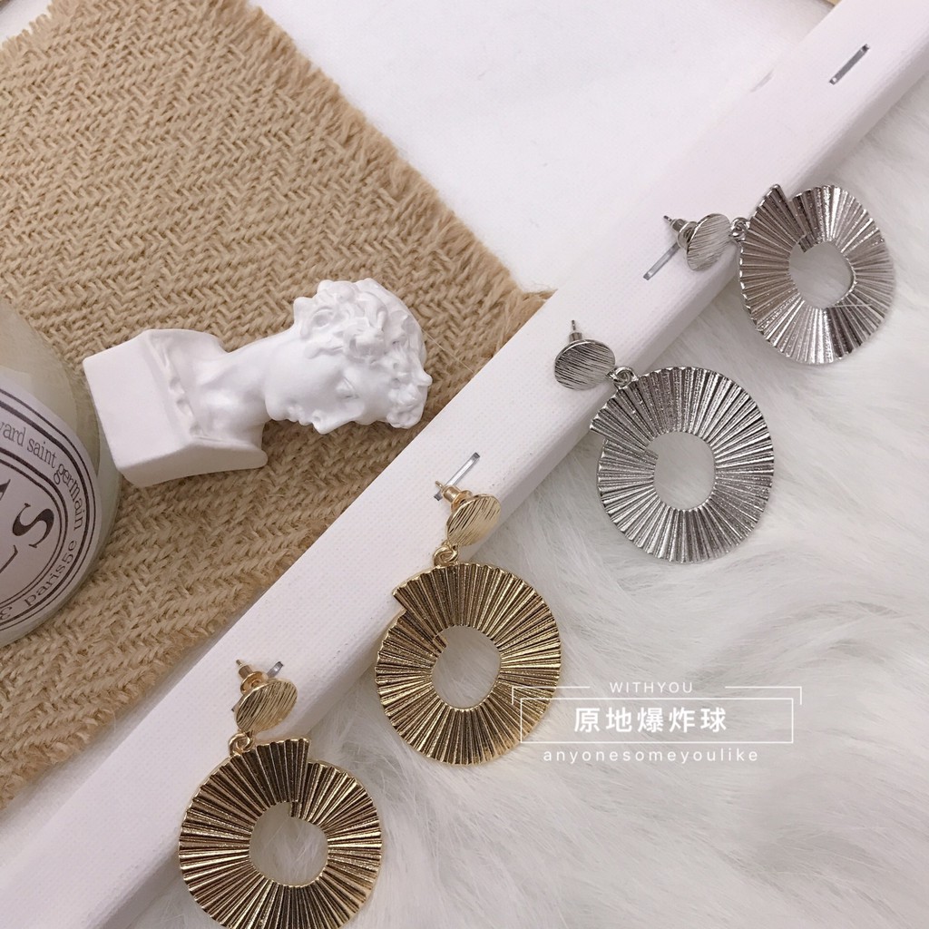 Khuyên tai tròn vân sọc thẳng