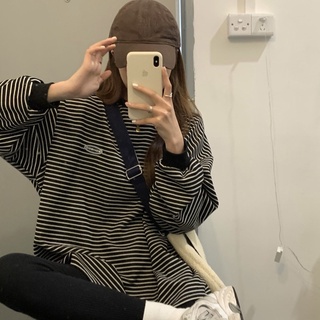 Áo sweater kẻ ngang tag logo cao su