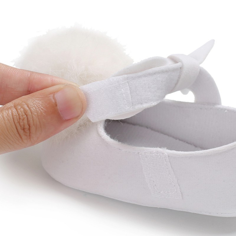 Giày màu trơn đính bông tròn xinh xắn cho bé gái