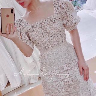 Váy thiết kế ren cao cấp kèm hoa màu be dáng a