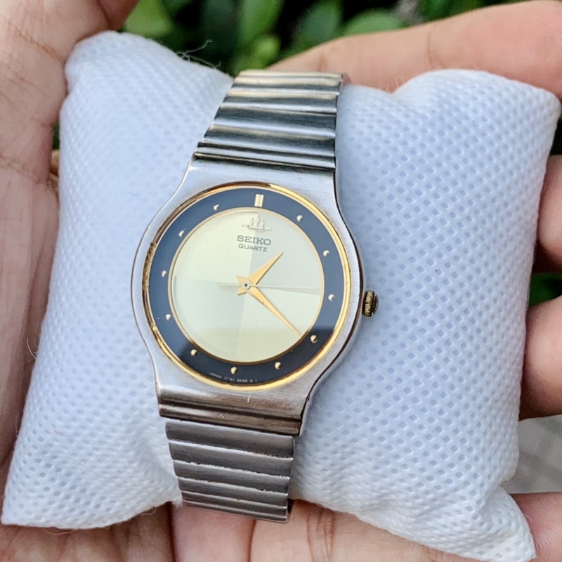 Đồng hồ nữ Seiko V701-6K10R1 dây thép