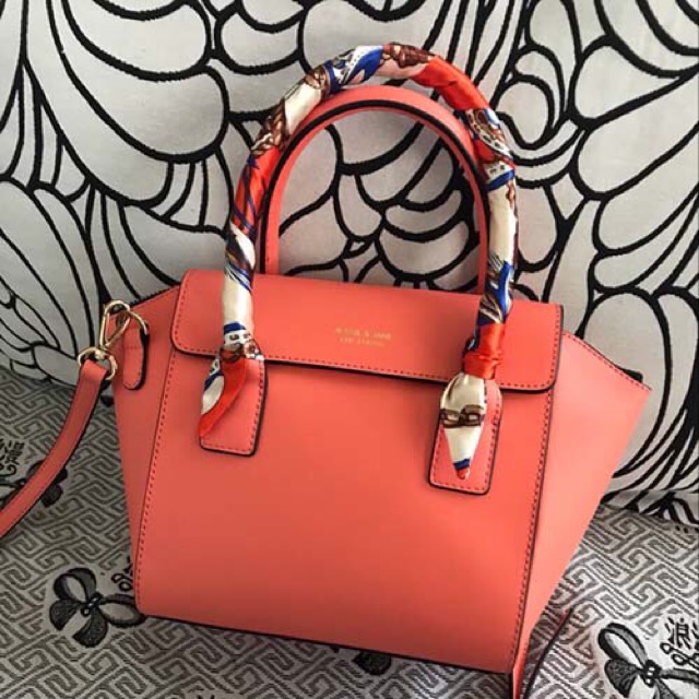 Khăn quấn quai túi xách.