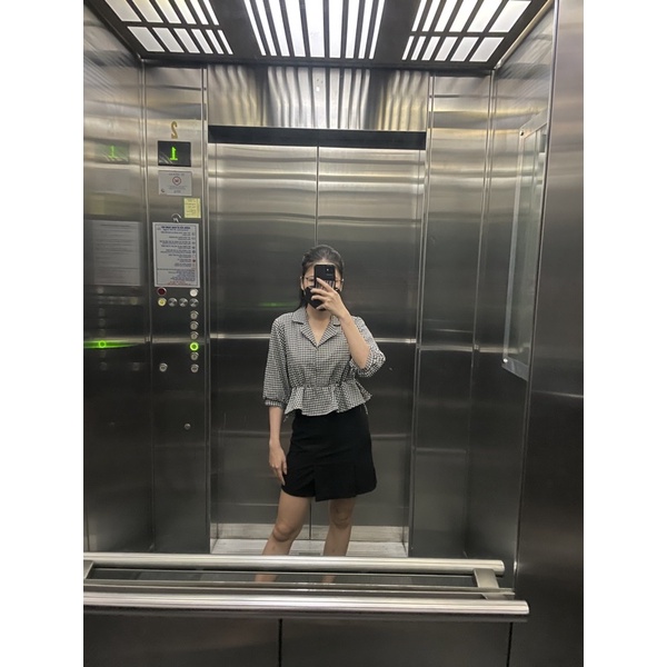 Áo caro trắng đen nhún eo