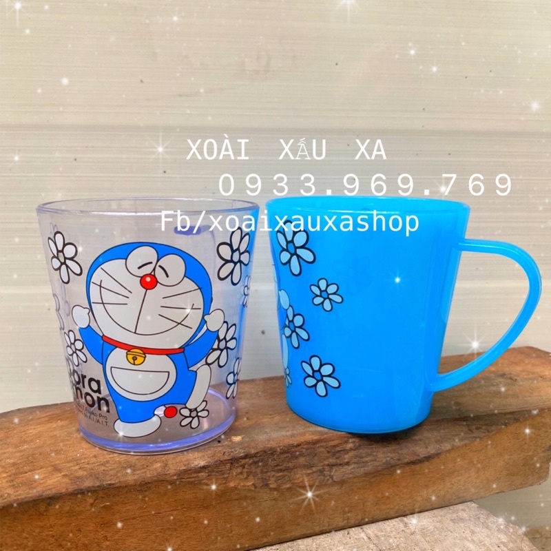 Ly nước nhựa nhỏ có quai cầm hoạt hình đoraemon ( 1 cái)