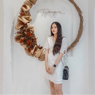 Đầm dài cổ V trắng chất dày dặn