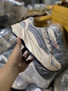 Giày thể thao Y 700