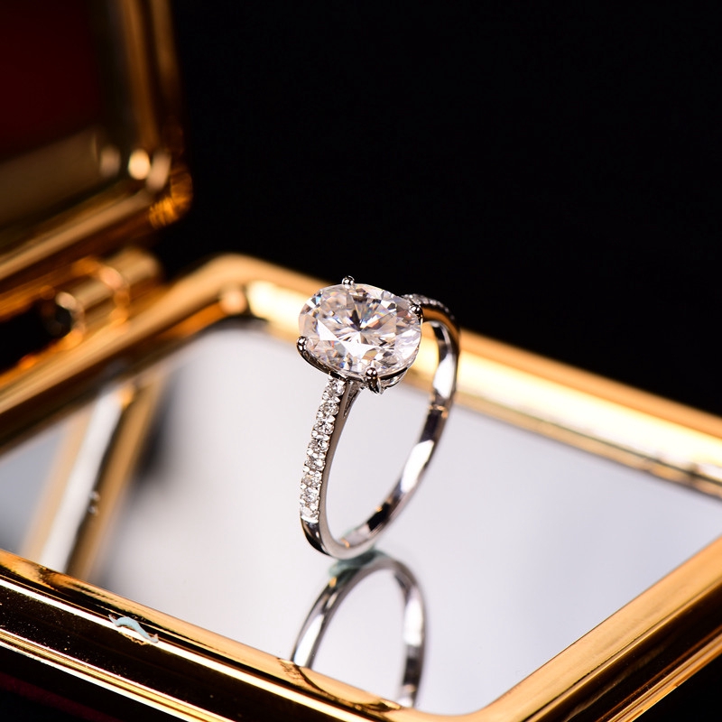 Nhẫn 5 Karat Đính Kim Cương Hình Oval Sang Trọng Cho Nữ