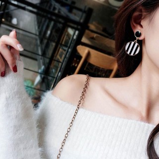 Bông tai hình tròn sọc đen trắng