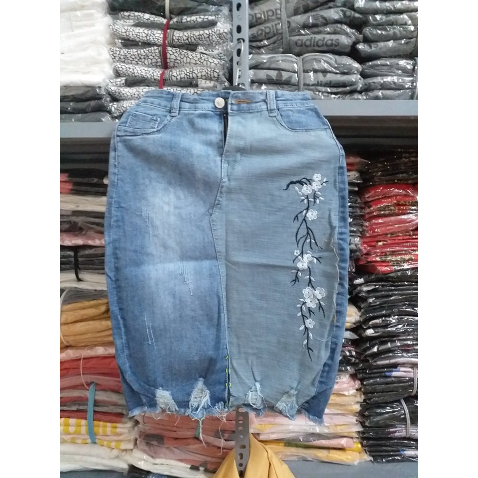 Chân váy jean ôm body, chất vải co dãn, thêu hoa hoặc thêu chữ | BigBuy360 - bigbuy360.vn