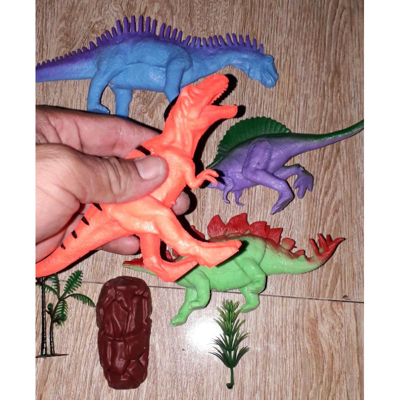 Sét 4 con khủng long chít chít bằng nhưa kèm phụ kiện