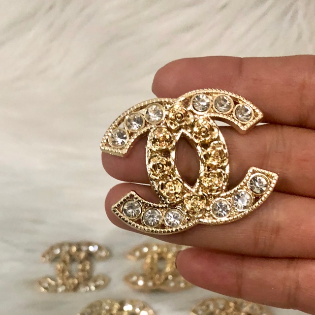 Cài áo đính đá phối hoa hồng