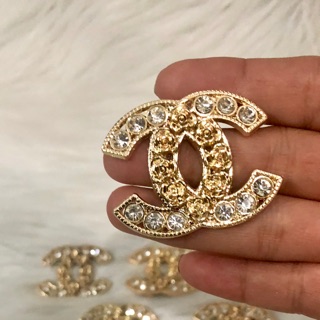 Cài áo logo đính đá phối hoa hồng