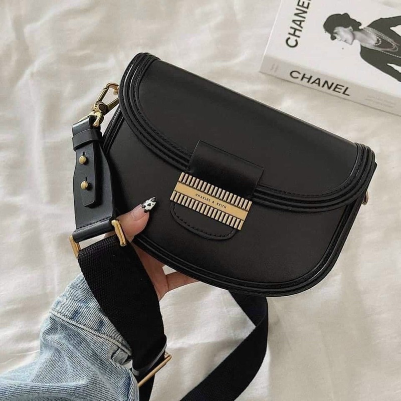 Túi xách nữ đeo chéo Charles and Keith dáng bầu dây bản to size 22cm