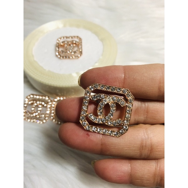 Cài áo logo đính đá. KT 2,3 x 2,3cm
