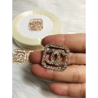 Cài áo logo đính đá. kt 2,3 x 2,3cm