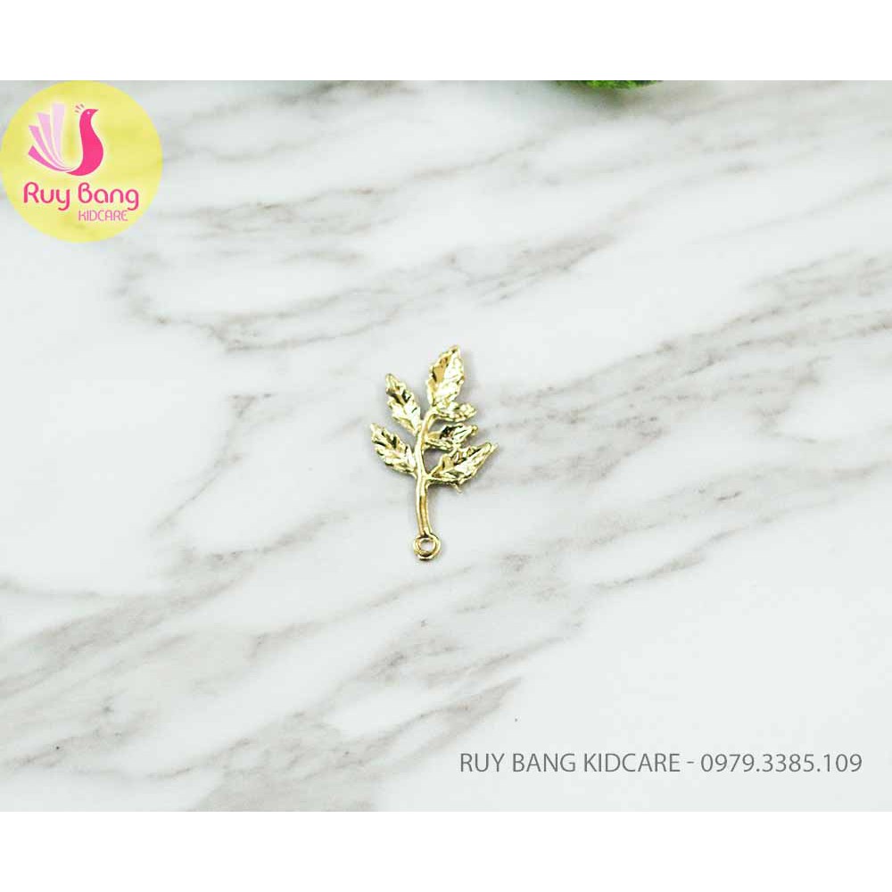 Cành lá kim loại, center đá đính hoa vải handmade