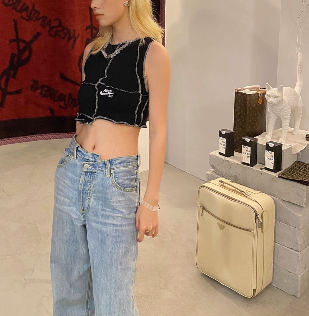 Áo croptop không tay dáng ôm phong cách thời trang 2020 dành cho phái đẹp | BigBuy360 - bigbuy360.vn