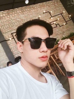 Kính Mát chữ V