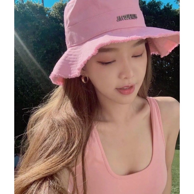 Mũ nón rộng vành chữ JACQUEMUS có dây đeo chống nắng phù hợp đi biển