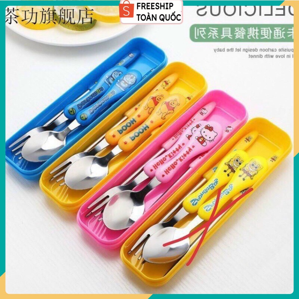 Bộ đũa thìa dĩa tập ăn cho bé hình Hello Kitty, Doremon, Gấu có hộp . .