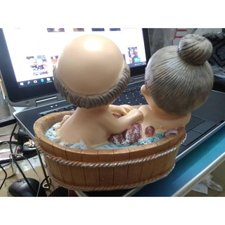 Tượng ông bà đang tắm