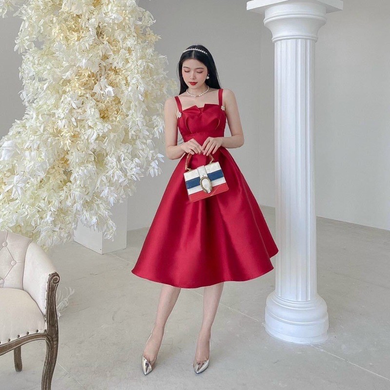 ĐẦM XOÈ XẾP LY CỔ VUÔNG