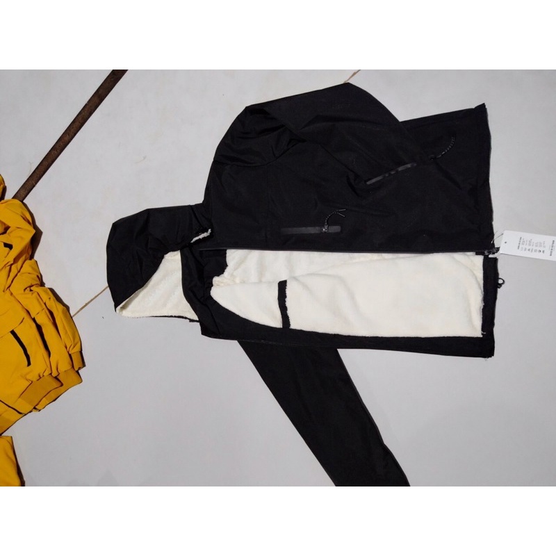 Áo gió nam nữ Luvick có chống nước. Có lông vũ bên trong