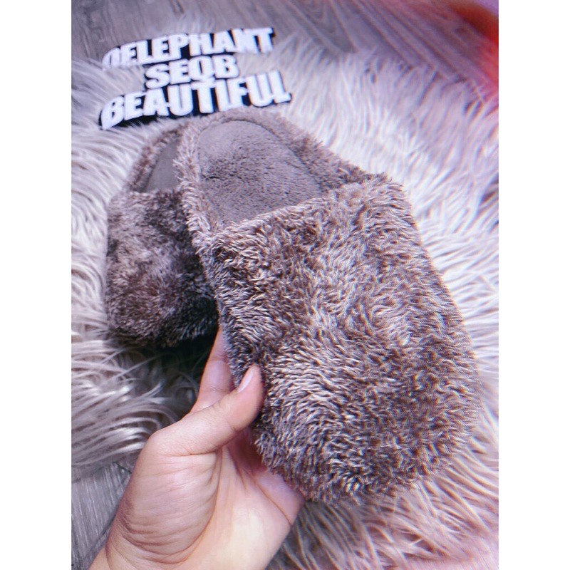 Dép long đi trong nhà