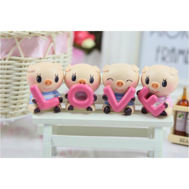 Bộ Tượng 4 Chú Heo Cầm Chữ LOVE Ngộ Nghĩnh Đáng Yêu – Trang Trí Taplo Xe Ô Tô