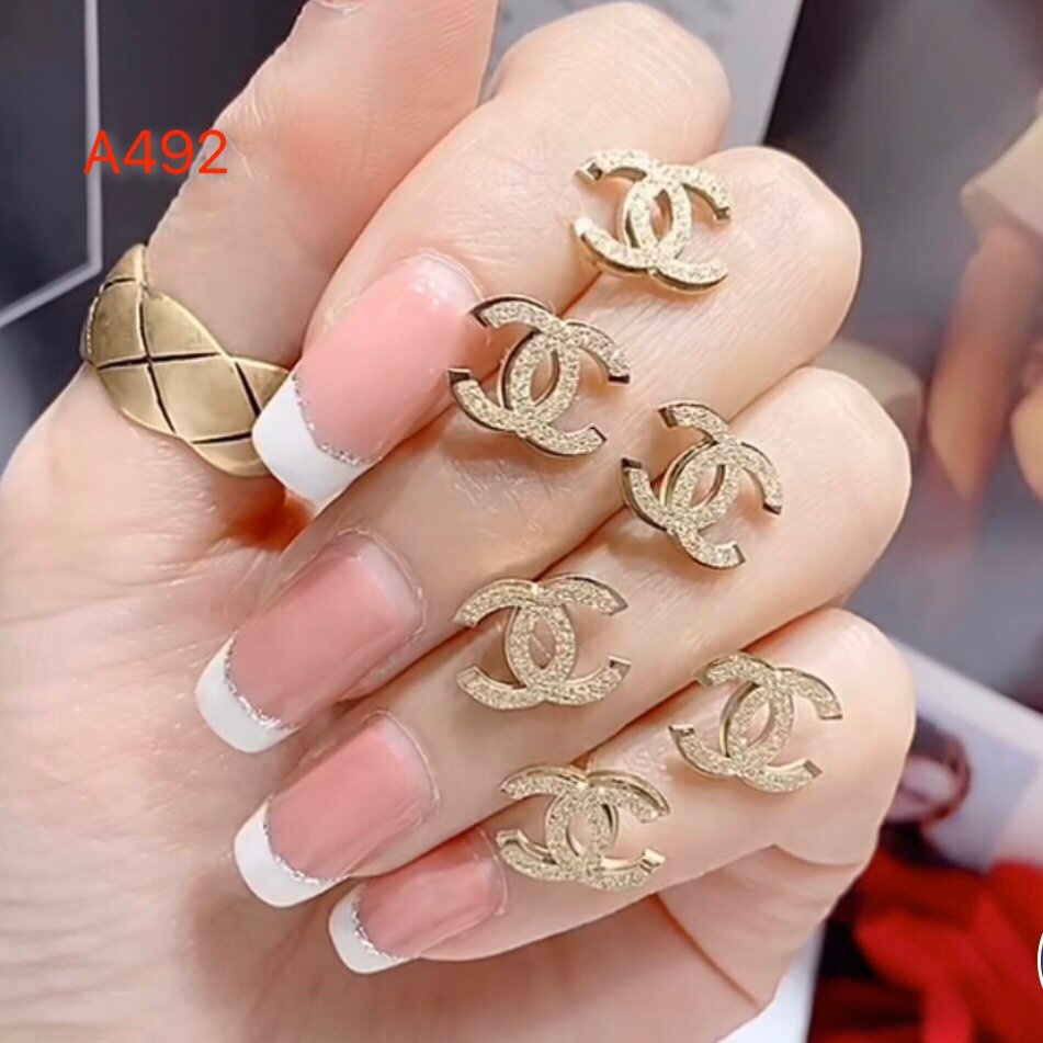 Khuyên Tai Dạng Tròn Bằng Thép Titan In Logo Thời Trang Dành Cho Nữ