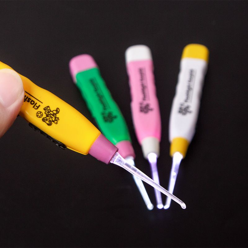 _ Dụng cụ ngoáy tai có đèn chp bé thiết kế 3 đầu chuyên dụng