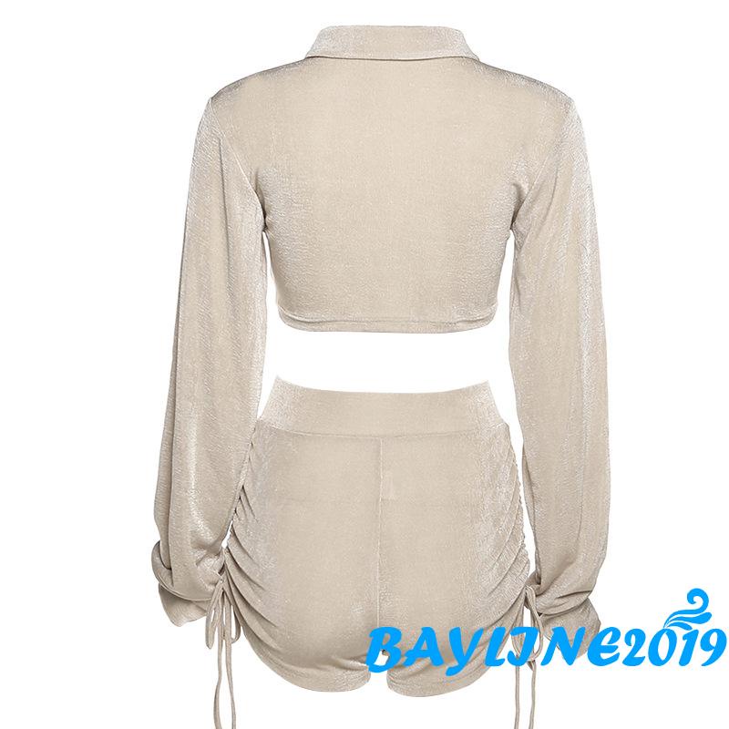 Bộ đồ hai mảnh gồm áo cổ gài nút dài tay và quần đùi cạp cao có dây rút xếp nếp mặc thường ngày cho nữ