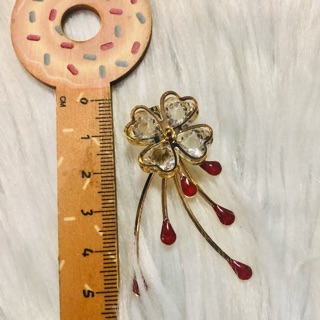 Cài áo hoa tia đinh đá trắng. kt : 3 x 5cm