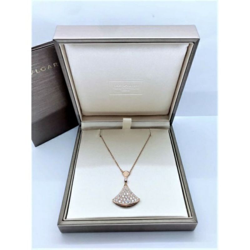 Dây chuyền canh quạt đính đá phong cách BVL