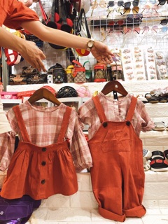 Set yếm bé trai và váy bé gái (2 màu )