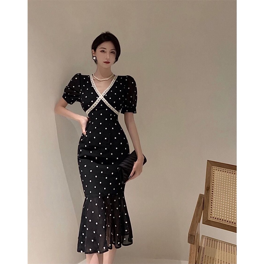 French V-neck dress A woman's summer temperament, a medium-length fishtail dress shows a thin, retro socialite black dress.