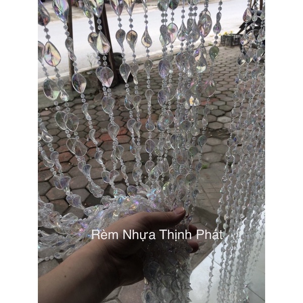 Rèm hạt nhựa Trang Trí Trắng Lá Xoắn ánh 7 Mầu Cực đẹp. Rèm hạt trang trí kèm cây như hình.