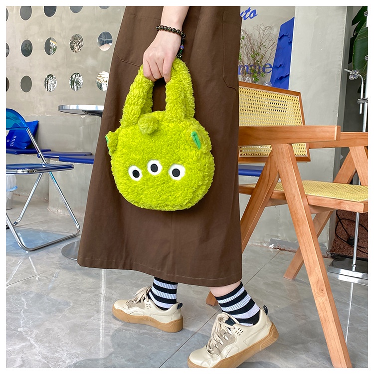 Túi gấu bông dâu tây Túi flannel xinh xắn phiên bản túi hoạt hình dung tích lớn của Hàn Quốc.