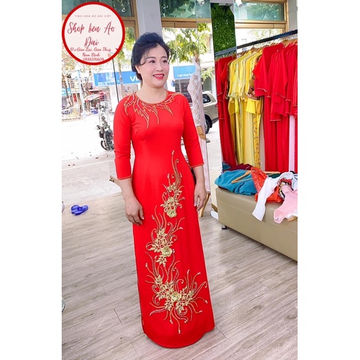 Áo dài đỏ tươi đính kết hoa dải tà hoa vàng đồng cổ tròn, tay lỡ thiết kế sang chảnh