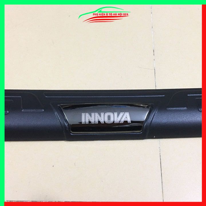 Ốp chống trầy cốp ngoài nhựa đen Innova 2008-2016 dán cốp sau chống xước trang trí xe